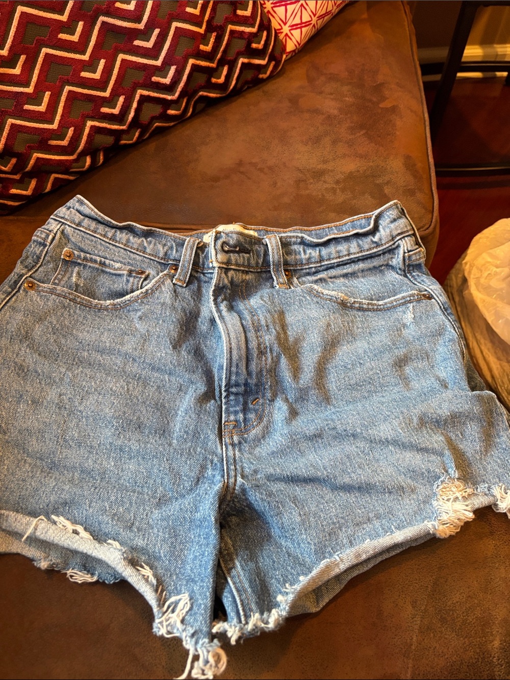 Abercrombie 4” mom short high rise
